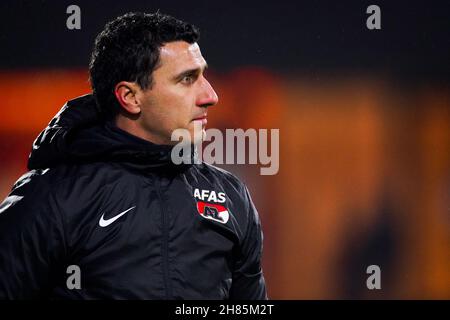 EINDHOVEN, NIEDERLANDE - 26. NOVEMBER: Headcoach Maarten Martens von AZ U23 schaut während des niederländischen Keukenkampioendivisie-Spiels zwischen dem FC Eindhoven und Jong AZ Alkmaar am 26. November 2021 im Jan Louwers Stadion in Eindhoven, Niederlande (Foto: Joris Verwijst/Orange Picches) Stockfoto