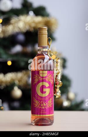 Luomu Rose Glögi 10% Alkohol - ein Bio-Glogg-Getränk mit 10% Alkohol. Traditionelles finnisches Weihnachtsgetränk in Nahaufnahme mit einem Weihnachtsbaum. Stockfoto