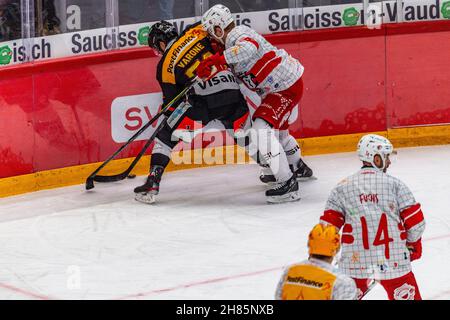 Lausanne, Schweiz. 11th. Juli 2021. Philip Varone vom SC Bern (76) ist während des 29th Spiels der Schweizer Nationalliga 2021-2022 mit dem Lausanne HC und dem SC Bern im Einsatz (Foto: Eric Dubost/Pacific Press) Quelle: Pacific Press Media Production Corp./Alamy Live News Stockfoto