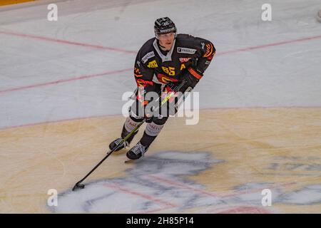 Lausanne, Schweiz. 11th. Juli 2021. Ramon Untersander vom SC Bern (65) ist im Einsatz während des Spiels der Schweizer Nationalliga 2021-2022 29th mit dem Lausanne HC und dem SC Bern (Foto: Eric Dubost/Pacific Press) Quelle: Pacific Press Media Production Corp./Alamy Live News Stockfoto