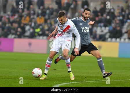 Alessandria, Italien. 27th. November 2021. Gaetano und Chiarellowährend der Serie BKT - 14^ Giornata - Alessandria vs Cremonese. (Foto: Andrea Amato/Pacific Press) Quelle: Pacific Press Media Production Corp./Alamy Live News Stockfoto