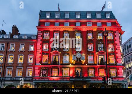 London, Großbritannien. 27th. November 2021. Die Weihnachtslichter und -Dekorationen bei Fortnum & Mason on Piccadilly. In vielen Geschäften, Kaufhäusern und Attraktionen wurde jetzt die festliche Beleuchtung für die Weihnachtszeit eingeschaltet. Kredit: Imageplotter/Alamy Live Nachrichten Stockfoto