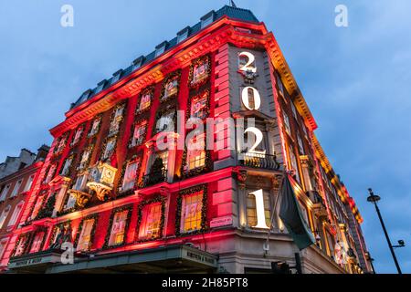 London, Großbritannien. 27th. November 2021. Die Weihnachtslichter und -Dekorationen bei Fortnum & Mason on Piccadilly. In vielen Geschäften, Kaufhäusern und Attraktionen wurde jetzt die festliche Beleuchtung für die Weihnachtszeit eingeschaltet. Kredit: Imageplotter/Alamy Live Nachrichten Stockfoto