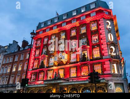 London, Großbritannien. 27th. November 2021. Die Weihnachtslichter und -Dekorationen bei Fortnum & Mason on Piccadilly. In vielen Geschäften, Kaufhäusern und Attraktionen wurde jetzt die festliche Beleuchtung für die Weihnachtszeit eingeschaltet. Kredit: Imageplotter/Alamy Live Nachrichten Stockfoto