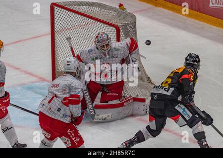 Lausanne, Vaudoise Arena, Schweiz. 27th. November 2021. Lausanne Schweiz, 11/27/2021: Luca Boltshauser (Torwart) vom Lausanner HC (29) ist während des Spiels der Schweizer Nationalliga 2021-2022 mit dem Lausanne HC und dem SC Bern 29th im Einsatz (Bildnachweis: © Eric Dubost/Pacific Press via ZUMA Press Wire) Stockfoto