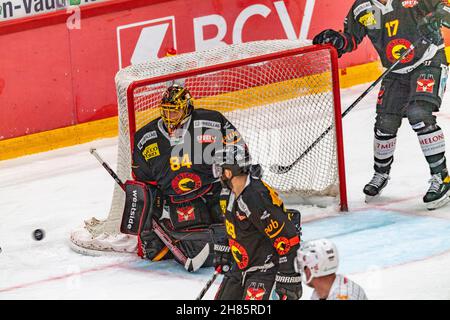 Lausanne, Vaudoise Arena, Schweiz. 27th. November 2021. Lausanne Schweiz, 11/27/2021: Daneil Manzato (Torwart) des SC Bern (84) ist während des Spiels der Schweizer Nationalliga 2021-2022 29th mit dem Lausanne HC und dem SC Bern im Einsatz (Bildnachweis: © Eric Dubost/Pacific Press via ZUMA Press Wire) Stockfoto