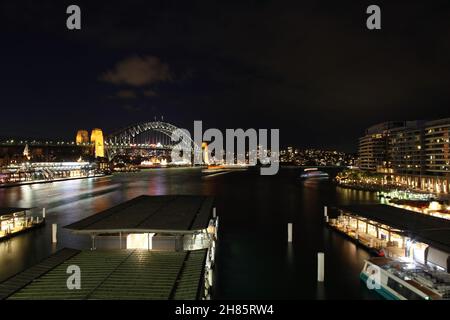 Blick über den Circular Quay zur Sydney Harbour Bridge. Eines der berühmtesten Wahrzeichen Sydneys. Stockfoto