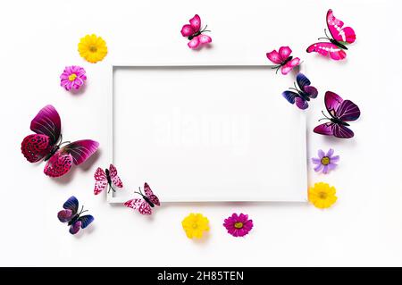 Weißer Rahmen-Mockup mit Schmetterlingen und Blumen Stockfoto