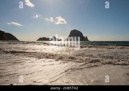 Cala d'Hort Bay und Es Vedra Island, Ibiza, Balearen, Spanien Stockfoto