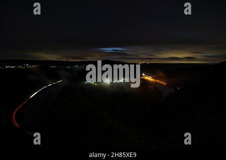 Langzeitbelichtung zur blauen Stunde von der kleinen Saarschleife. Das Hotel liegt im Saarland und ist landschaftlich wunderschön. Stockfoto