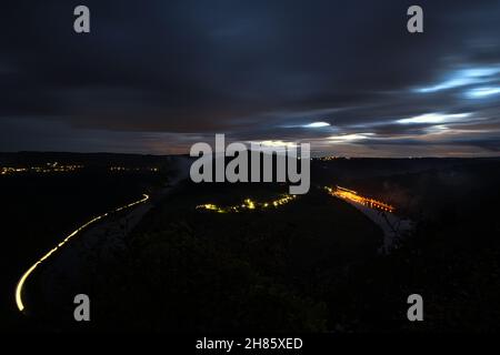 Langzeitbelichtung zur blauen Stunde von der kleinen Saarschleife. Das Hotel liegt im Saarland und ist landschaftlich wunderschön. Stockfoto