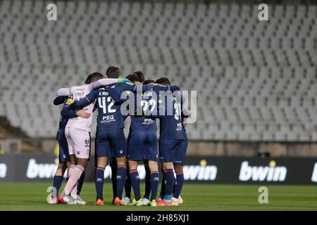 Lissabon, Portugal. 27th. November 2021. Belenenses SAD bilden während des Fußballspiels der portugiesischen Liga zwischen Belenenses SAD und SL Benfica am 27. November 2021 im Jamor-Stadion in Lissabon, Portugal, einen Kreis. Valter Gouveia/SPP Credit: SPP Sport Press Photo. /Alamy Live News Stockfoto