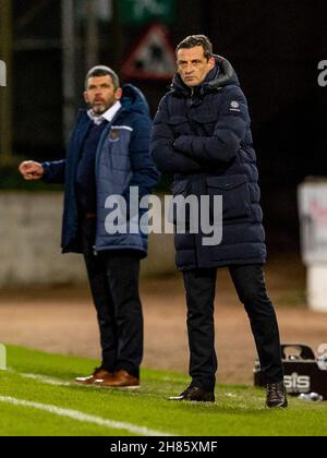 McDiarmid Park, Perth, Großbritannien. 27th. November 2021. Scottish Premier League Football, St Johnstone versus Hibernian; Jack Ross Hibernian Manager und Callum Davidson St Johnstone Manager Credit: Action Plus Sports/Alamy Live News Stockfoto