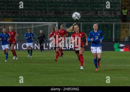 Palermo, Italien. 26th. November 2021. Alisha Lehmann und Cecilia Salvai beim Qualifikationsspiel Italien gegen die Schweiz der FIFA Frauen-Weltmeisterschaft 2023. (Bild: © Antonio Melita/Pacific Press via ZUMA Press Wire) Bild: ZUMA Press, Inc./Alamy Live News Stockfoto