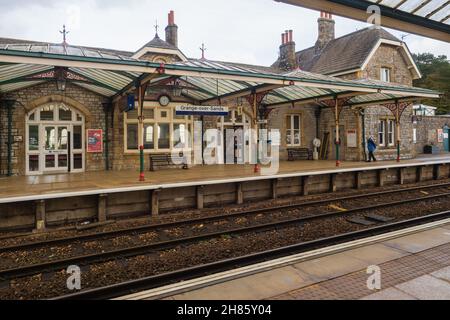 07.11.2021 Grange over Sands, Cumbria, Großbritannien. Bahnhof in Grange über Sands in Cumbria. Stockfoto