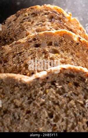 Detaillierte Nahaufnahme von sieben Samen mit hohem Fasergehalt und niedrigem GI und Getreidebrot bei deeinleuchtungen Stockfoto