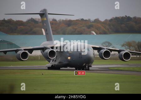 05-5150, eine Boeing C-17A Globemaster III, die von der United States Air Force in einer strategischen Luftbrücke betrieben wird, auf dem Prestwick International Airport in Ayrshire, Schottland. Das Flugzeug wird gemeinsam vom 15th Wing und dem 154th Wing der Hawaii Air National Guard betrieben, die auf dem Luftwaffenstützpunkt Hickam auf Hawaii stationiert sind. Stockfoto