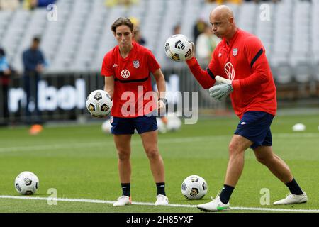 Team USA Assistenztrainer bohren die Spieler vor dem ersten Spiel der internationalen Freundschaftsserie zwischen den australischen Matildas und der United States of America Women's National Team im Stadium Australia am 27. November 2021 in Sydney, Australien. Stockfoto