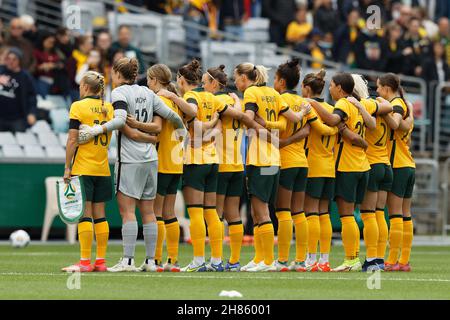 Die Matildas hören die australische Nationalhymne während des Spiels eins der internationalen Freundschaftsserie zwischen den australischen Matildas und der United States of America Women's National Team am 27. November 2021 im Stadium Australia in Sydney, Australien. Stockfoto