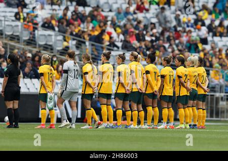 Die Matildas hören die australische Nationalhymne während des Spiels eins der internationalen Freundschaftsserie zwischen den australischen Matildas und der United States of America Women's National Team am 27. November 2021 im Stadium Australia in Sydney, Australien. Stockfoto