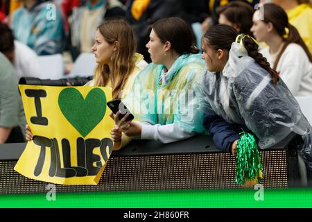 Australische Fans unterstützen die Matildas während des ersten Spiels der internationalen Freundschaftsserie zwischen den australischen Matildas und der United States of America Women's National Team am 27. November 2021 im Stadium Australia in Sydney, Australien. Stockfoto