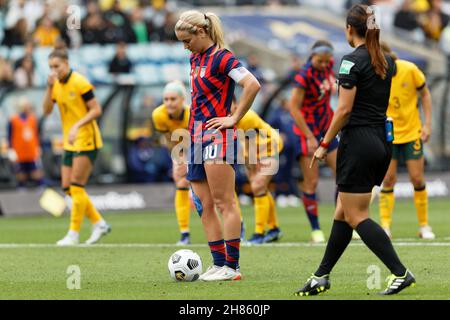 Lindsey Horan aus den Vereinigten Staaten schlägt eine Strafe während des ersten Spiels der internationalen Freundschaftsserie zwischen den australischen Matildas und der United States of America Women's National Team am 27. November 2021 im Stadium Australia in Sydney, Australien. Stockfoto