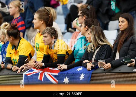 Australische Fans unterstützen die Matildas während des ersten Spiels der internationalen Freundschaftsserie zwischen den australischen Matildas und der United States of America Women's National Team am 27. November 2021 im Stadium Australia in Sydney, Australien. Stockfoto