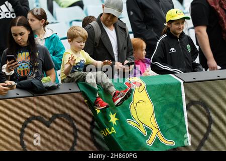 Australische Fans unterstützen die Matildas während des ersten Spiels der internationalen Freundschaftsserie zwischen den australischen Matildas und der United States of America Women's National Team am 27. November 2021 im Stadium Australia in Sydney, Australien. Stockfoto