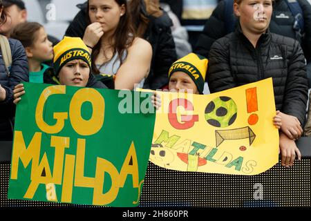 Australische Fans unterstützen die Matildas während des ersten Spiels der internationalen Freundschaftsserie zwischen den australischen Matildas und der United States of America Women's National Team am 27. November 2021 im Stadium Australia in Sydney, Australien. Stockfoto