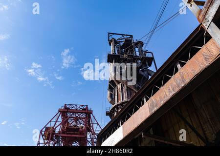 Blick auf große Strukturen in einem alten Stahlwerk, Industrieanlage, horizontaler Aspekt Stockfoto