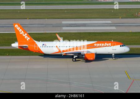 EasyJet Airbus A320 am Flughafen Zürich. Flugzeug der Easyjet, einer preiswerten europäischen Fluggesellschaft. Fluggesellschaft easyJet Europe. Stockfoto