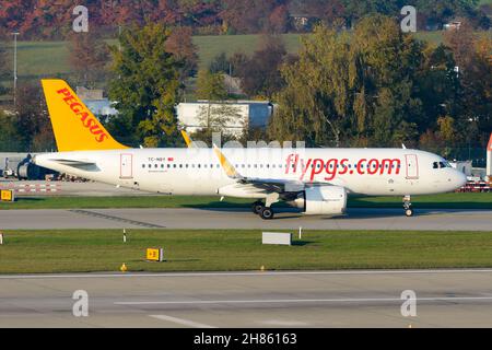 Pegasus Airlines Airbus A320N rollt vor dem Abflug. Pegasus ist eine Billigfluggesellschaft aus der Türkei. Flugzeug mit dem Titel „Fly Pegasus“. Stockfoto