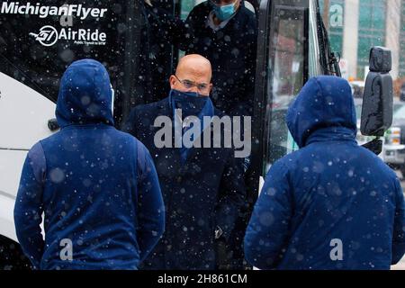 East Lansing, Michigan, USA. 27th. November 2021. Penn State Cheftrainer JAMES FRANKLIN tritt vor seinem Spiel gegen Michigan State im Spartan Stadium aus dem Bus. (Bild: © Scott Mapes/ZUMA Press Wire) Stockfoto
