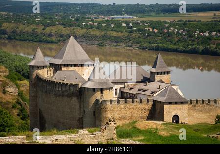 Alte mittelalterliche Burg in der Stadt Khotyn am Nachmittag im Sommer Stockfoto