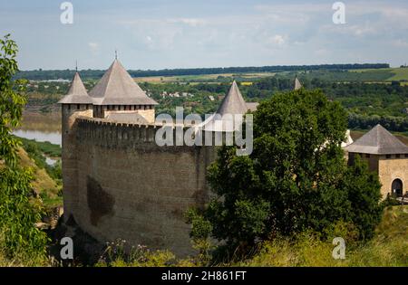 Alte mittelalterliche Burg in der Stadt Khotyn am Nachmittag im Sommer Stockfoto