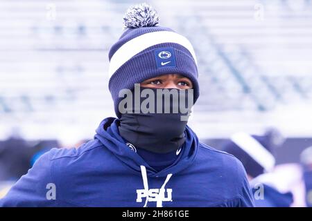 East Lansing, Michigan, USA. 27th. November 2021. Penn State läuft zurück KEYVONE LEE (24) wärmt sich vor seinem Spiel gegen Michigan State im Spartan Stadium auf. (Bild: © Scott Mapes/ZUMA Press Wire) Stockfoto