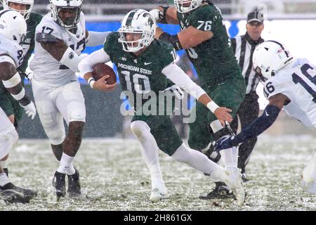 East Lansing, Michigan, USA. 27th. November 2021. Der Michigan State Quarterback PAYTON THORNE (10) führt den Ball während des 30-27 erringen Michigan State gegen Penn State im Spartan Stadium. (Bild: © Scott Mapes/ZUMA Press Wire) Stockfoto