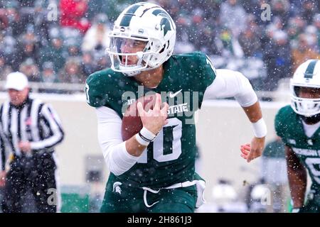 East Lansing, Michigan, USA. 27th. November 2021. Der Michigan State Quarterback PAYTON THORNE (10) führt den Ball während des 30-27 erringen Michigan State gegen Penn State im Spartan Stadium. (Bild: © Scott Mapes/ZUMA Press Wire) Stockfoto