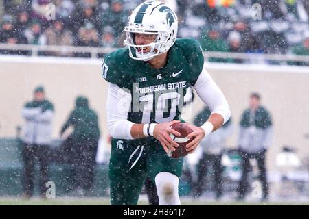 East Lansing, Michigan, USA. 27th. November 2021. Der Michigan State Quarterback PAYTON THORNE (10) führt den Ball während des 30-27 erringen Michigan State gegen Penn State im Spartan Stadium. (Bild: © Scott Mapes/ZUMA Press Wire) Stockfoto