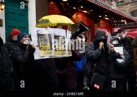 London, Großbritannien. 27th. November 2021. Gegendemonstler, die gegen die Kommunistische Partei Chinas sind, wurden während der Kundgebung gesehen.Eine Gruppe von Asiaten organisierte eine antiasiatische Kundgebung in Chinatown als Reaktion auf das Hassverbrechen an Asiaten aufgrund von COVID-19. Gegendemonstler werden als die Kundgebung von pro-chinesischen Organisationen organisiert angesehen. (Foto von Hesther Ng/SOPA Images/Sipa USA) Quelle: SIPA USA/Alamy Live News Stockfoto