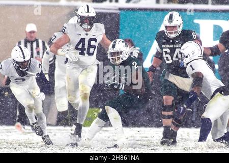 East Lansing, Michigan, USA. 27th. November 2021. Michigan State läuft zurück HAROLD TISCHLER (2) trägt den Ball während Michigan State 30-27 Sieg über Penn State im Spartan Stadium. (Bild: © Scott Mapes/ZUMA Press Wire) Stockfoto