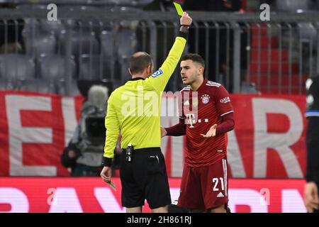 Schiedsrichter Marco FRITZ zeigt Lucas HERNANDEZ (FC Bayern München) die gelbe Karte, Warnung Fußball 1st Bundesliga-Saison 2021/2022, Spieltag 13th, matchday13. FC Bayern München-Arminia Bielefeld 1-0, am 27th. November 2021, ALLIANZARENA München. Stockfoto