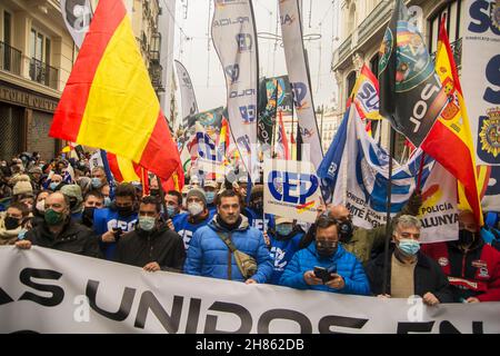 Madrid, Madrid, Spanien. 27th. November 2021. Die Jusapol-Plattform und die übrigen Organisationen der nationalen Polizei, der Zivilgarde, der regionalen und lokalen Polizei haben diesen Samstag die Demonstration gegen die Reform des Bürgersicherheitsgesetzes von 2015 unterstützt, das von seinen Kritikern als „Gag-Gesetz“ bekannt ist, Seine Kritik an der Geschäftsführung des Innenministers Fernando Grande-Marlaska konzentriert haben. (Bild: © Alberto Sibaja/Pacific Press via ZUMA Press Wire) Stockfoto