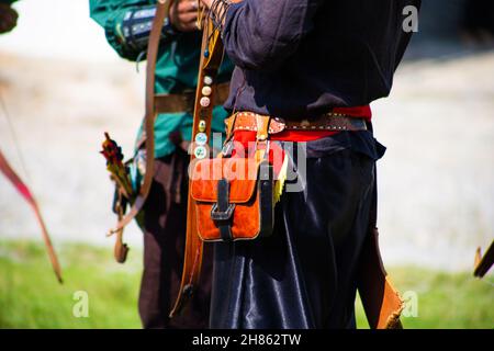 Menschen in mittelalterlichen Kleidern mit Bögen auf dem Gebiet der Burg Stockfoto