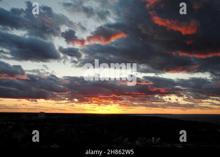 Dramatischer und farbenfroher Sonnenuntergang über dem Lake Erie in Lakewood/Cleveland Stockfoto