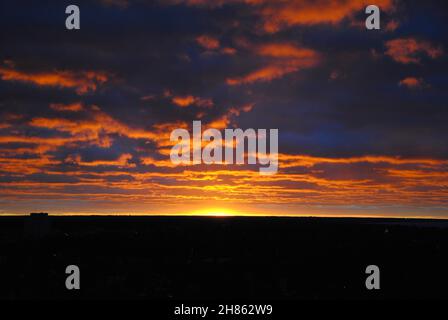 Dramatischer und farbenfroher Sonnenuntergang über dem Lake Erie in Lakewood/Cleveland Stockfoto