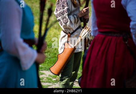 Menschen in mittelalterlichen Kleidern mit Bögen auf dem Gebiet der Burg Stockfoto