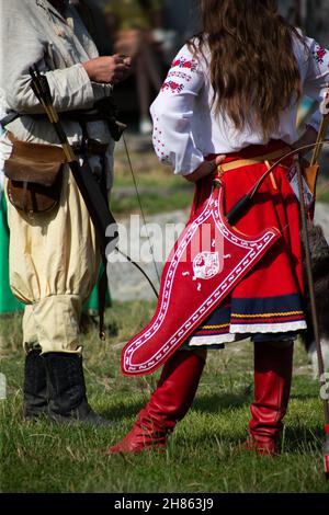 Menschen in mittelalterlichen Kleidern mit Bögen auf dem Gebiet der Burg Stockfoto