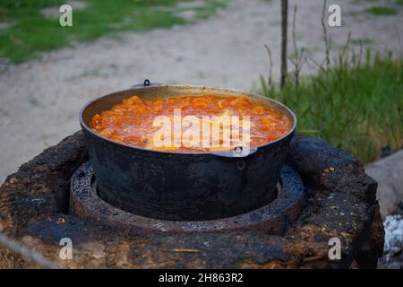 Großer Kessel mit einer flauschigen Suppe auf der Straße Stockfoto