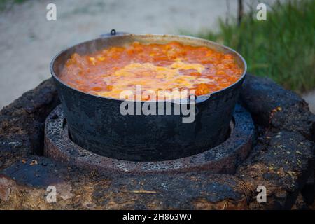 Großer Kessel mit einer flauschigen Suppe auf der Straße Stockfoto